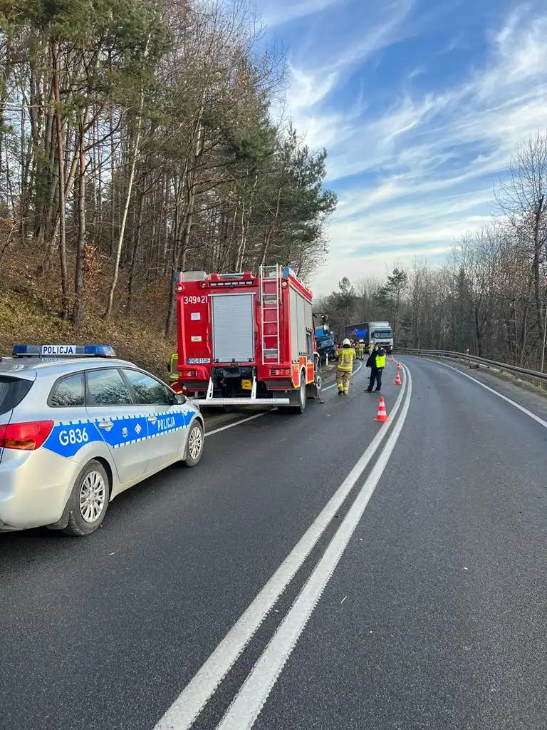 Wypadek w Grybowie. Samochód osobowy zderzył się z ciężarówką