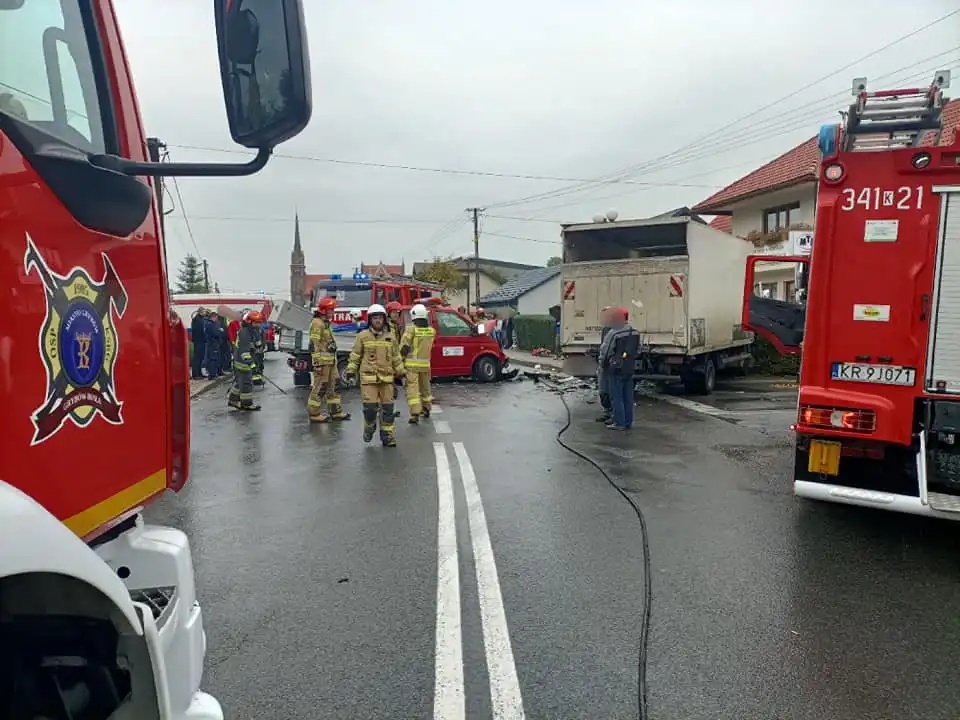 Stróże: Groźny wypadek na DW 981. Zderzyły się dwa samochody