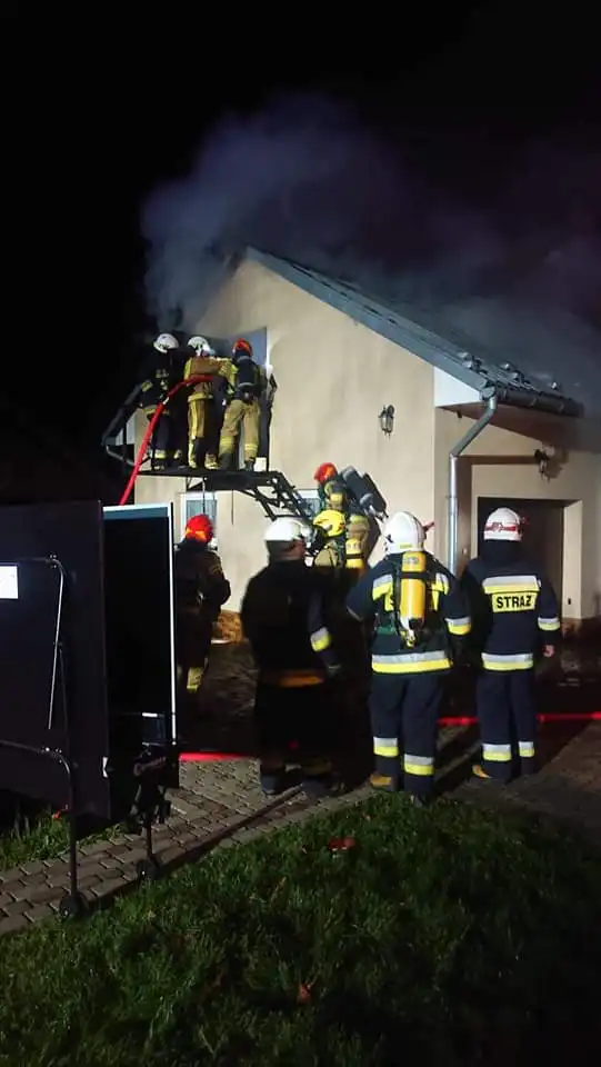 Lipinki: Na poddaszu budynku gospodarczego wybuchł pożar