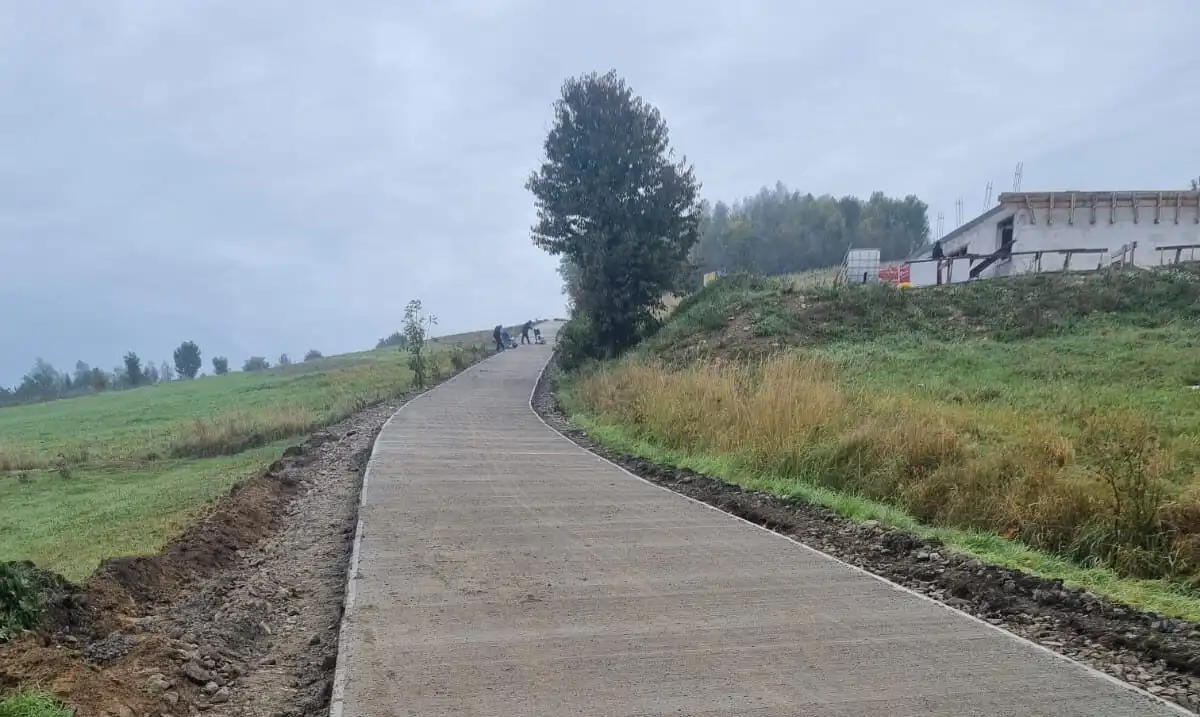 Nowa droga betonowa w Koniuszowej. Koniec prac jeszcze w tym roku