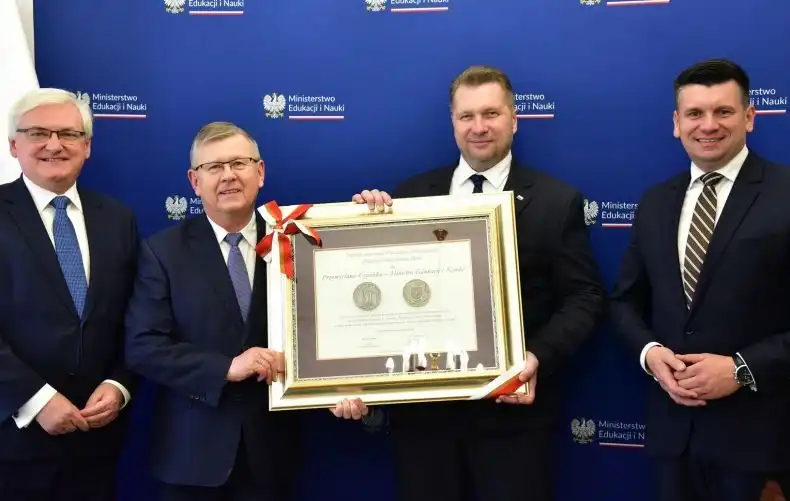 Minister Edukacji i Nauki z Medalem Polonia Minor