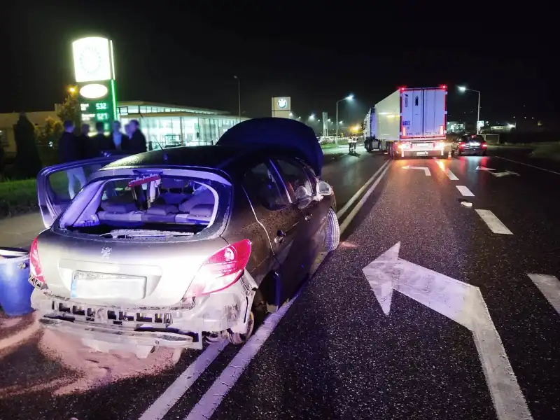 Wypadek na DK75 w Wielogłowach. Zderzyły się dwa pojazdy. Jedna osoba trafiła do szpitala