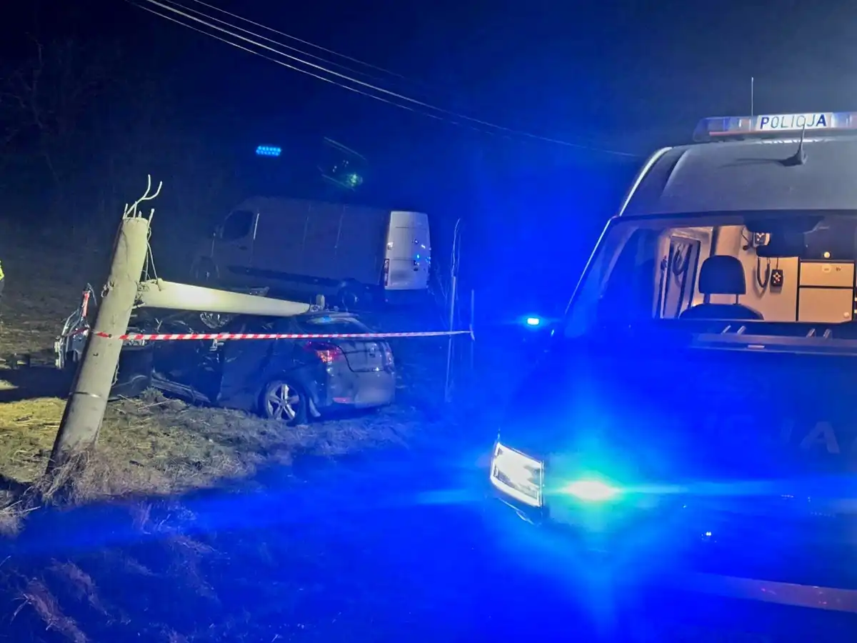 Dobra: Stracił panowanie nad autem, uderzył w słup. 40-latek poniósł śmierć na miejscu