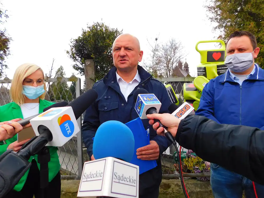 Nowy Sącz: Na dwóch kolejnych cmentarzach pojawiły się plastikowe konewki