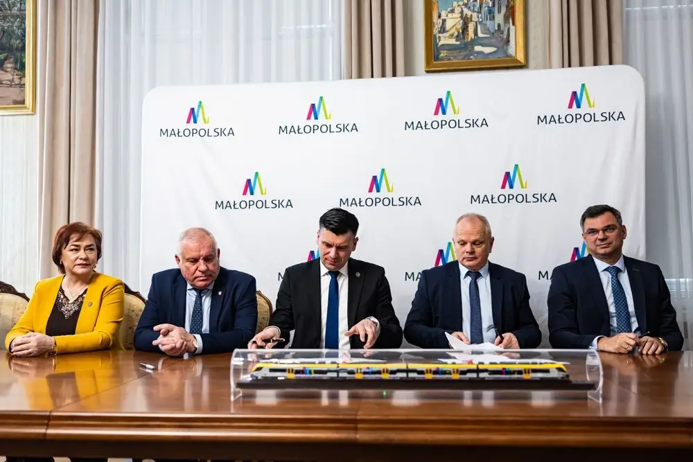 Koleje Małopolskie rosną w siłę. Nowa umowa z sądeckim Newagiem podpisana