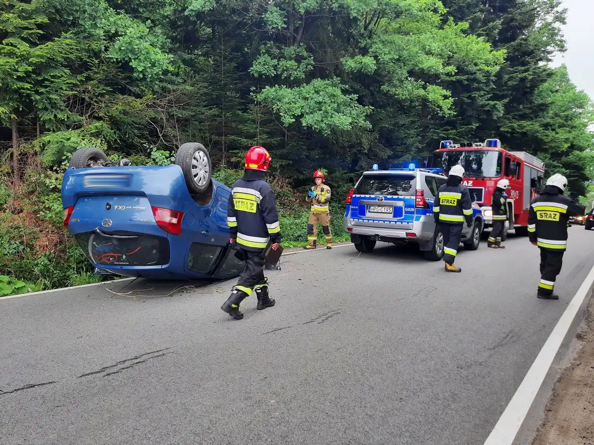 Wypadek w Krasnem Potockiem: Dachowała osobówka. Jedna osoba w szpitalu