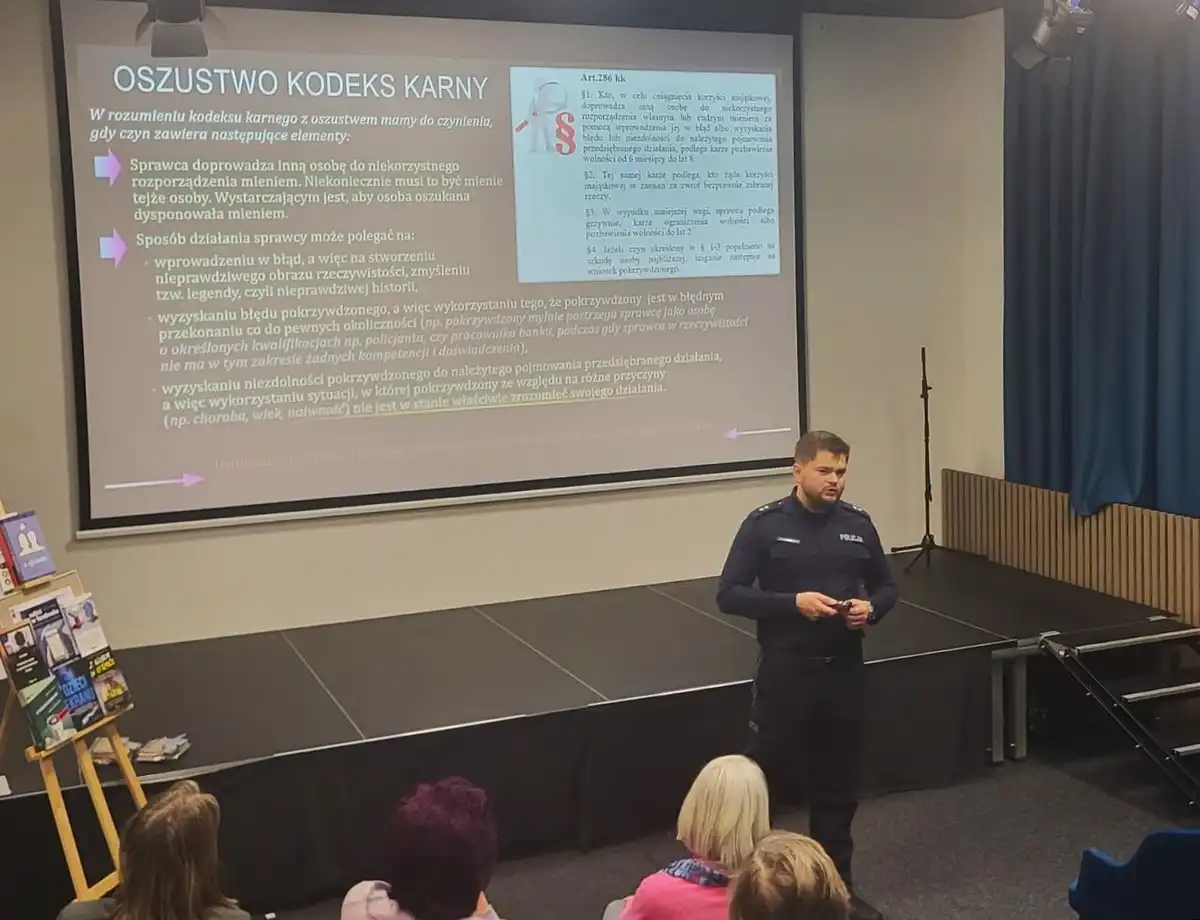 Policjanci edukują o zagrożeniach w Internecie na warsztatach w Nowym Sączu