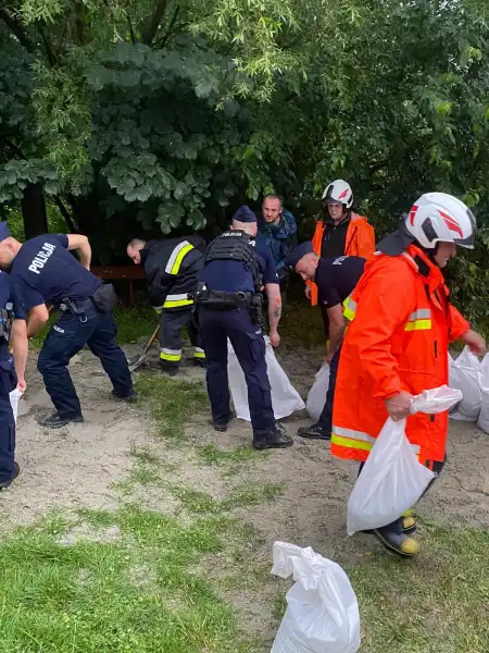 Jechali na zabezpieczenie imprezy masowej w powiecie nowosądeckim. Po drodze włączyli się do akcji przeciwpowodziowej