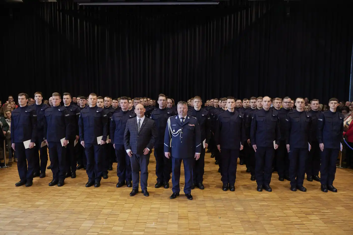 Ślubowanie nowo przyjętych policjantów garnizonu małopolskiego. Dziewięciu z nich będzie pełniło służbę w Nowym Sączu