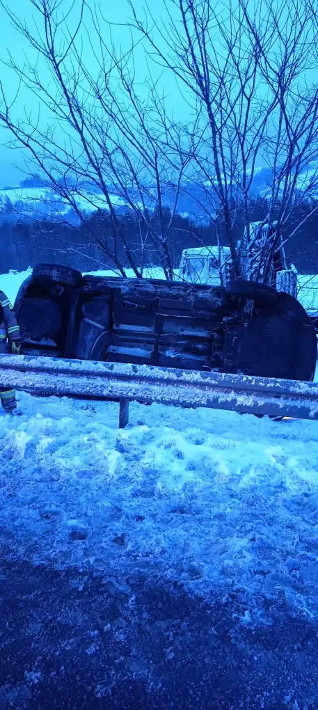 Wypadek w Barcicach. Samochód osobowy wypadł z drogi