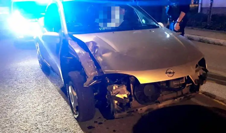 Czołówka w Słopnicach i 1,9 promila w Mszanie Dolnej. Pijany 21 latek uderzył w ogrodzenie i stracił prawo jazdy