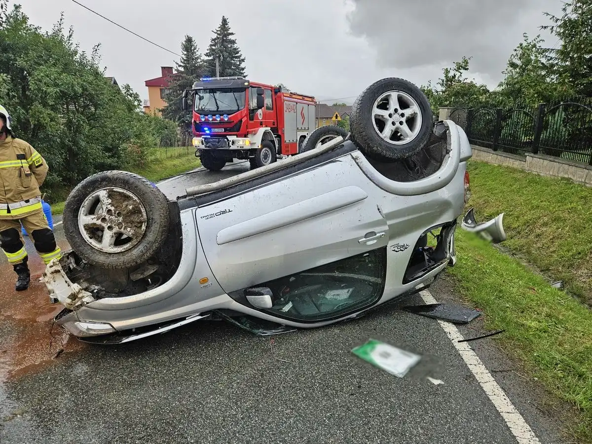 Wypadek w Czarnym Potoku. Dachowała osobówka. Jedna osoba poszkodowana