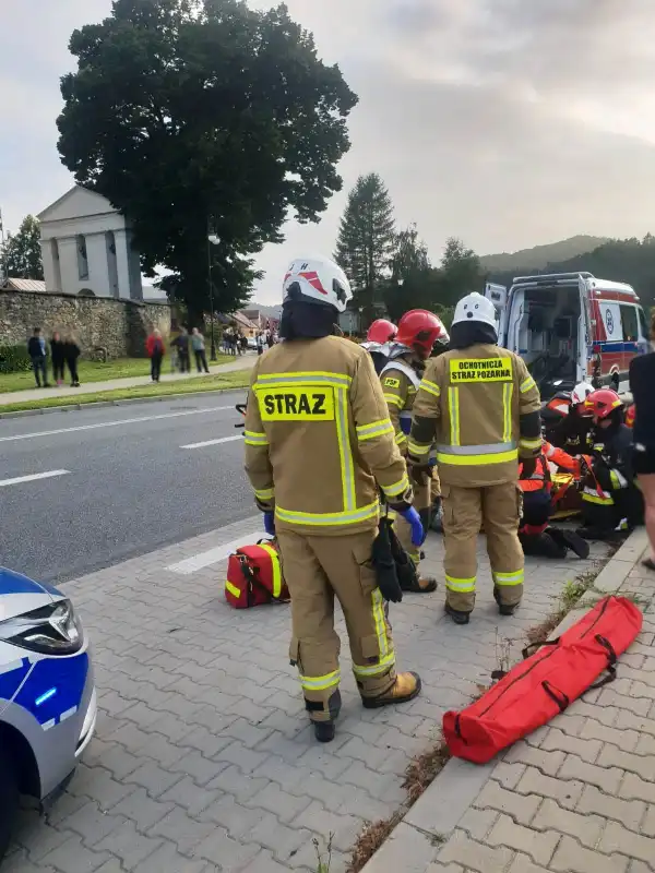 Wypadek w Muszynie. Motocykl zderzył się z osobówką na ul. Grunwaldzkiej. Kierujący jednośladem trafił do szpitala