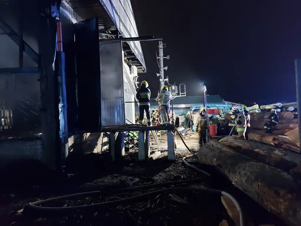 Pożar tartaku w Mszanie Dolnej. Budynek niemal doszczętnie spłonął
