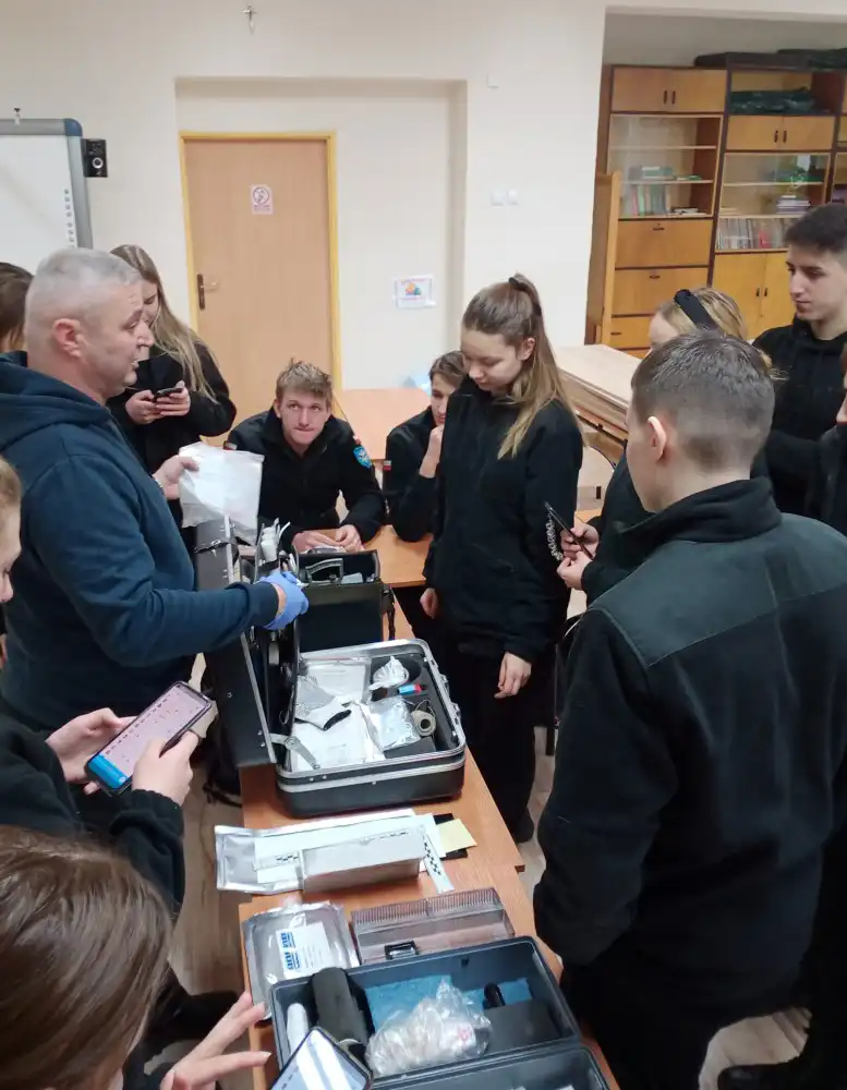 Uczniowie ZS w Marcinkowicach uczestniczyli w zajęciach z technikiem kryminalistyki