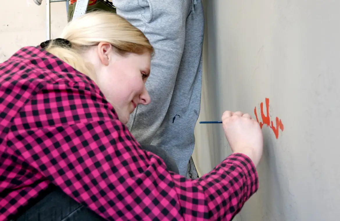 W sali biologicznej starosądeckiego LO powstaje mural. Malują go uczniowie pod okiem Mgr Morsa