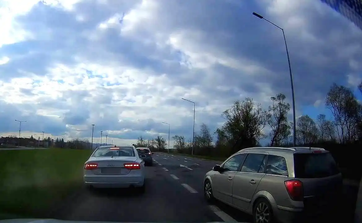 Nowy Sącz: Rajd pijanego kierowcy Al. Piłsudskiego. Jechał pod prąd, uszkodził cztery znaki drogowe