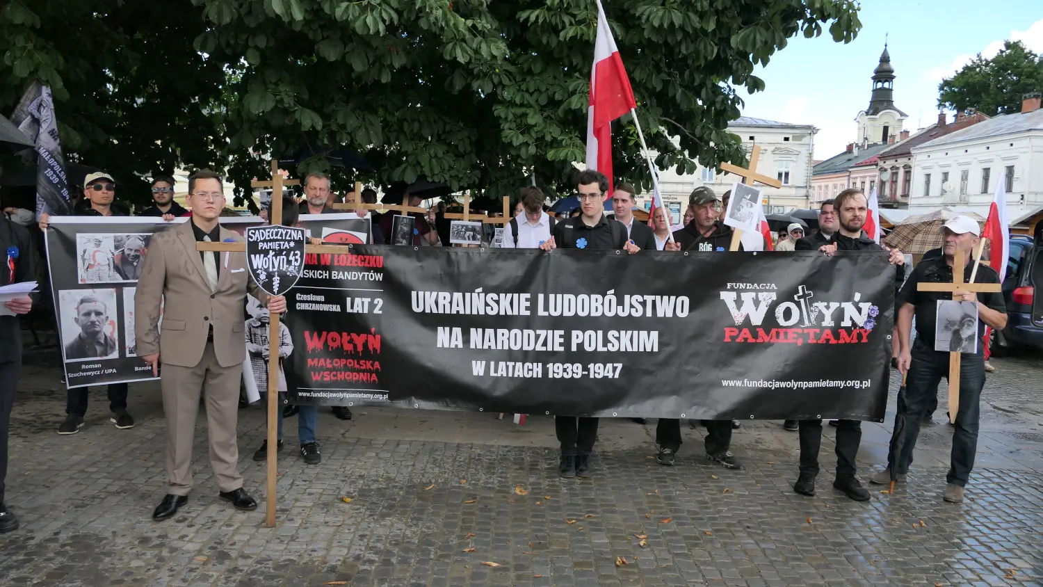 Pamięć, krzyże i mocne słowa. Marsz Wołyński po raz dwunasty przeszedł przez Nowy Sącz