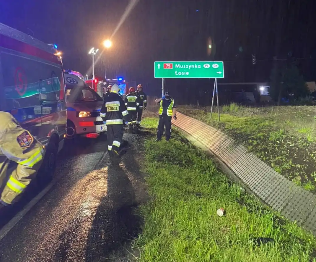 Nowa Wieś. Samochód osobowy wypadł z drogi. Dwie osoby w szpitalu