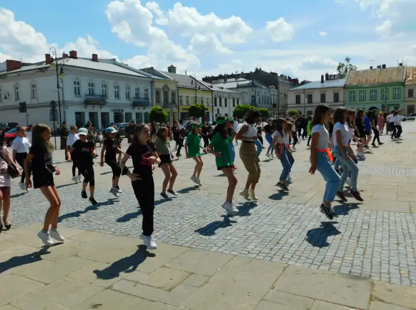 Jerusalema Dance Challenge przed sądeckim ratuszem