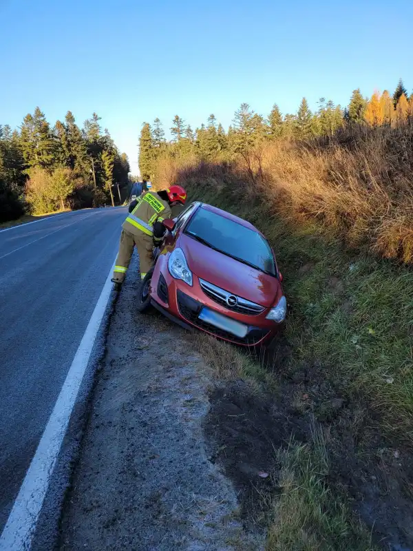 Mochnaczka Wyżna: Dwa pojazdy wypadły z drogi. Jedna osoba trafiła do szpitala