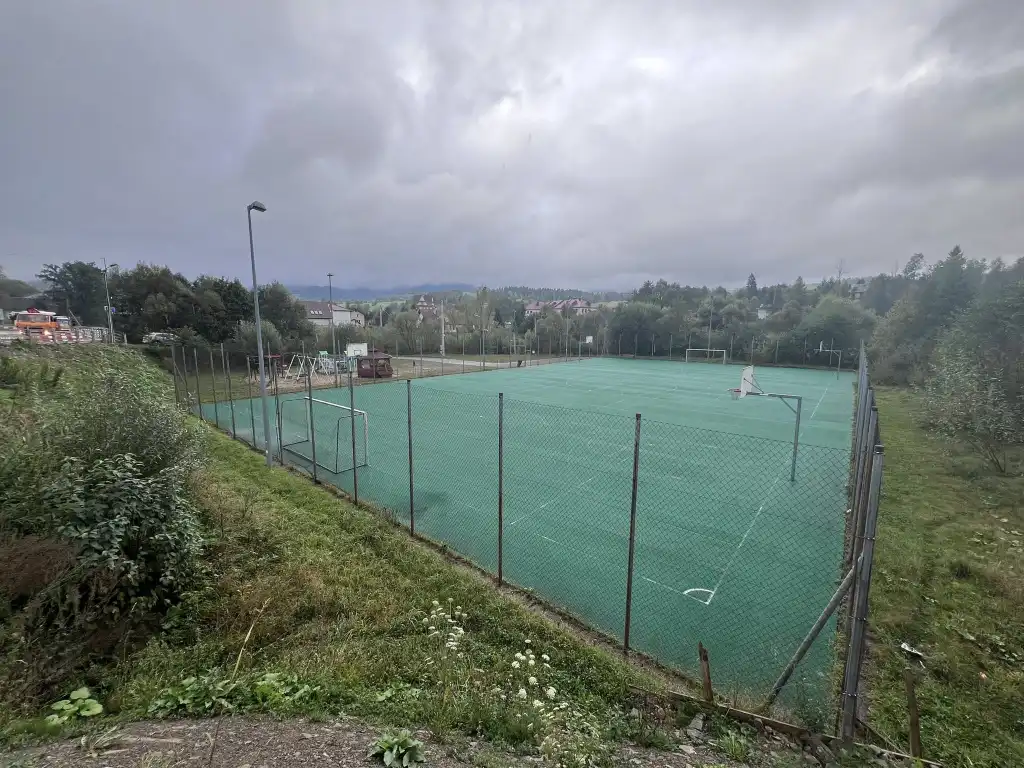 Gmina Mszana Dolna przejmuje boisko i plac zabaw. Mieszkańcy zyskają nowe miejsce do rekreacji
