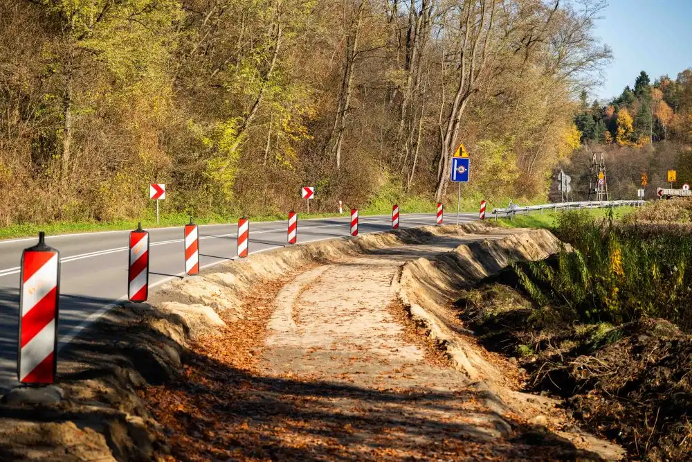 Ruszyła budowa ścieżki rowerowej przy DW975. Ponad 19 milionów złotych na inwestycję, która połączy regiony i wzmocni turystykę