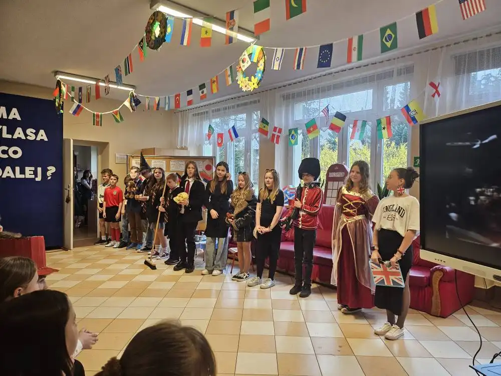 Kolorowy Dzień Języków w Łukowicy. Podróż po Europie bez wychodzenia ze szkoły