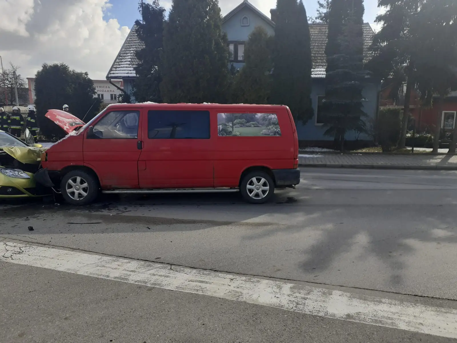 Kraksa w Podegrodziu. Osobówka zderzyła się z dostawczakiem