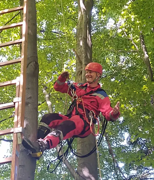 Paralotniarz zawisł na drzewie w rejonie miejscowości Skrzętla-Rojówka. Pomogli strażacy i goprowcy