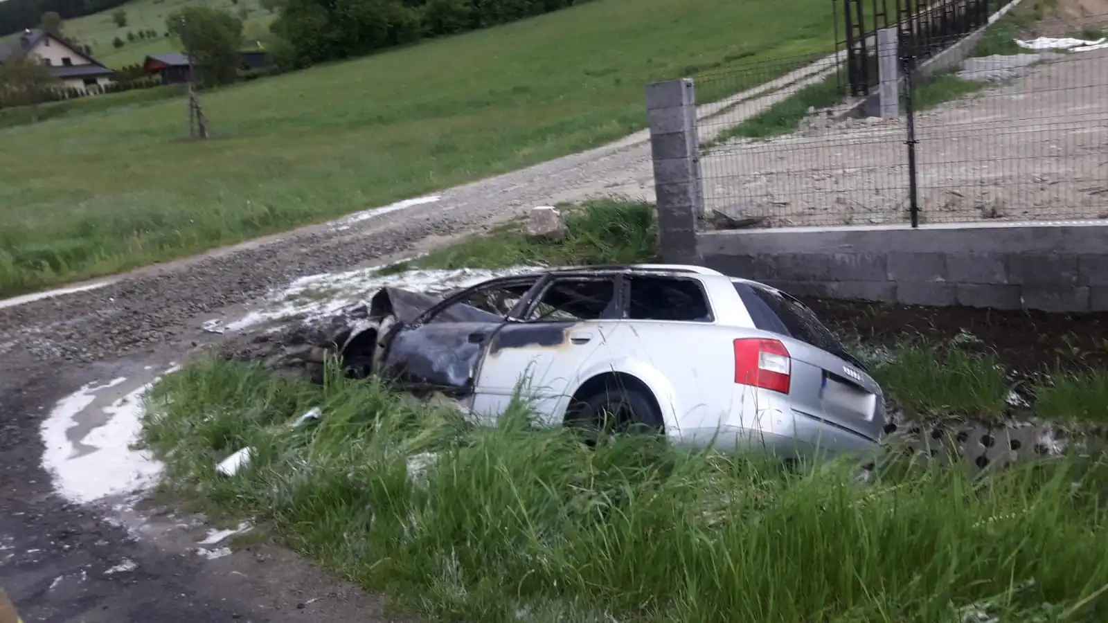 Wypadek w Nowej Wsi. Osobówka wypadła z drogi, uderzyła w przepust i się zapaliła