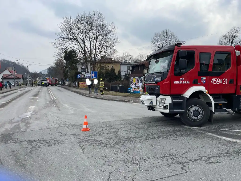 Wypadek na ul. Orkana. Czołowe zderzenie dwóch pojazdów. Jedna osoba w szpitalu