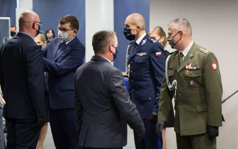 Policjanci i pracownicy z komend w Nowym Sączu wyróżnieni medalami i odznaczeniami
