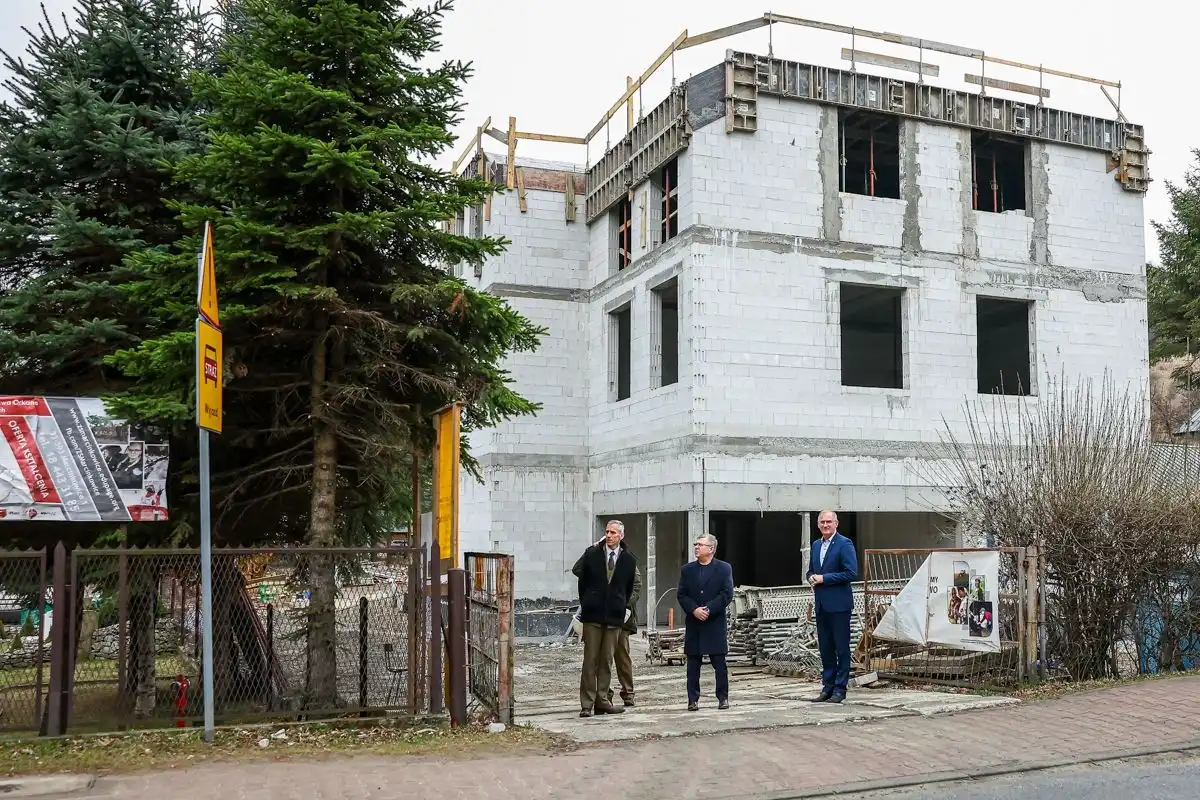 Rytro stawia na ekoturystykę! Nowe centrum edukacyjne już na półmetku