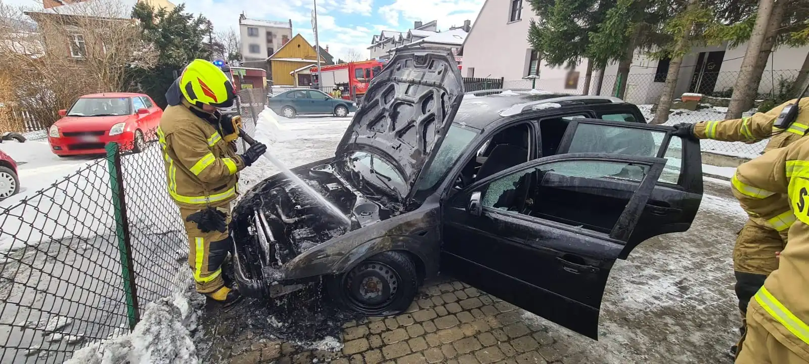 Pożar samochodu na parkingu przy ul. Ogrodowej w Grybowie. Płonął silnik Forda Mondeo