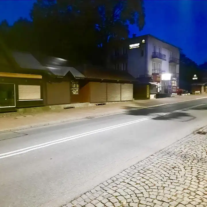 Jasniej i bezpieczniej. Ul. Piłsudskiego zmienia się dla mieszkańców