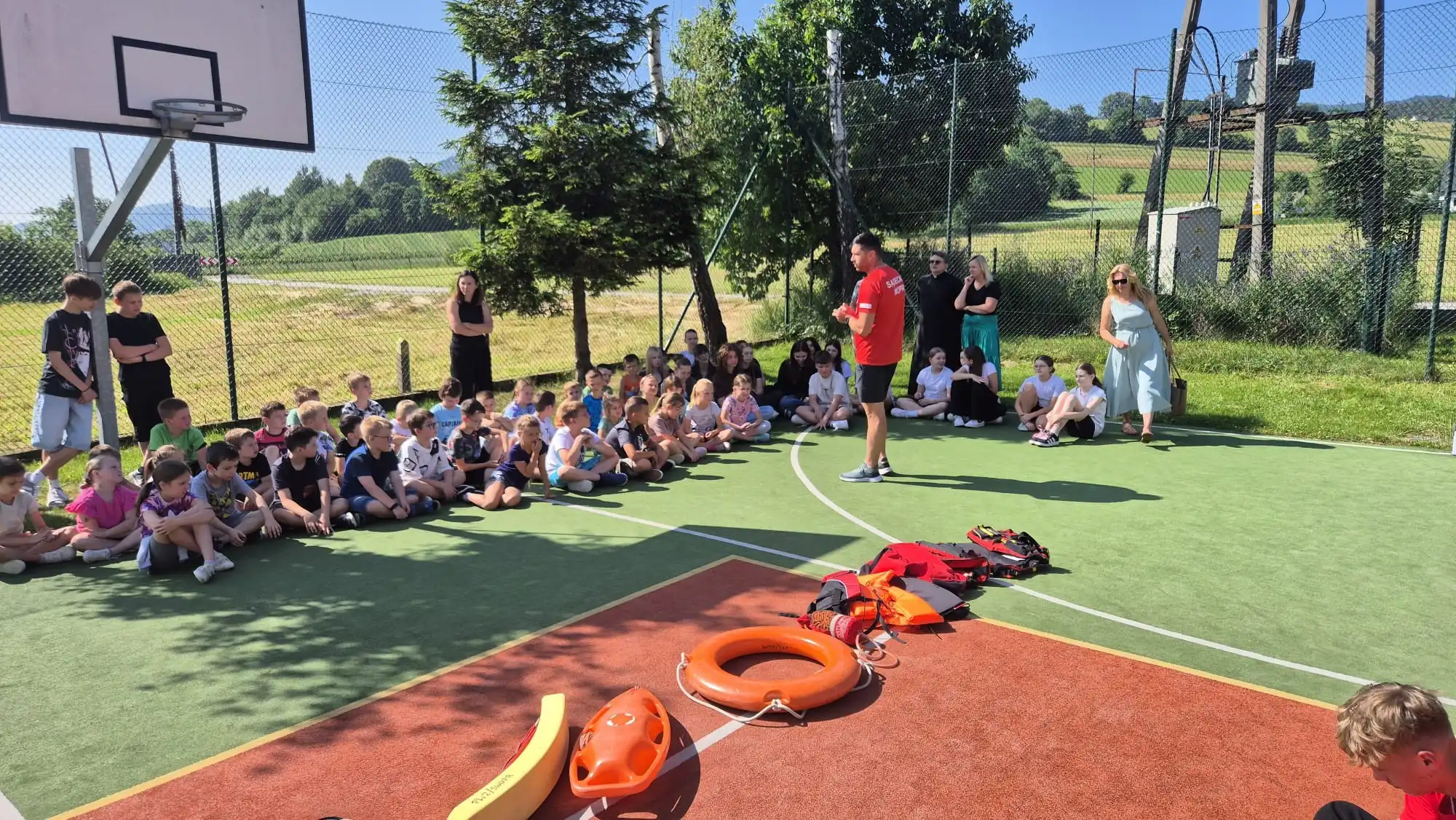 Bezpieczne wakacje nad wodą. WOPR edukuje młodzież