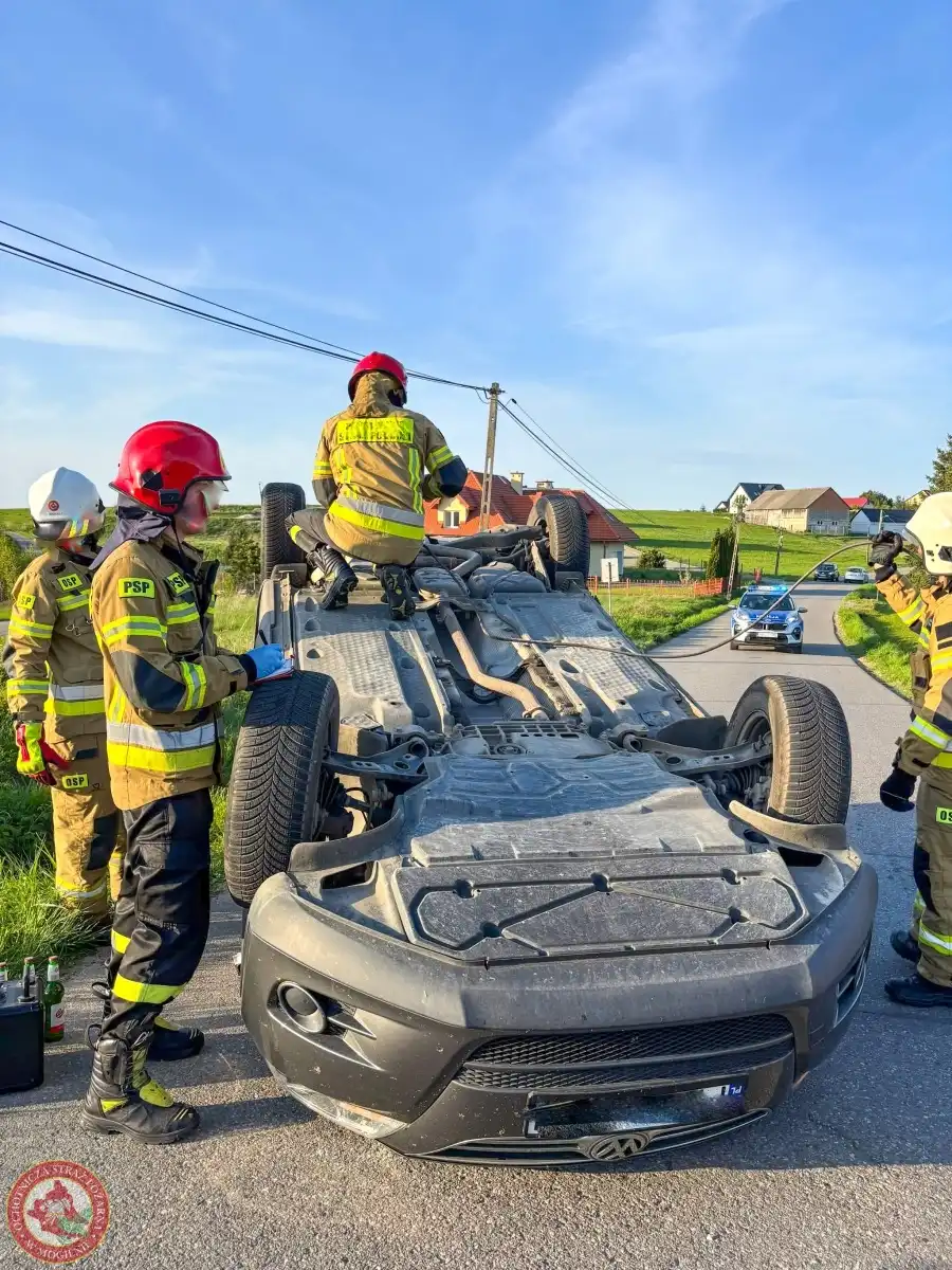 Wypadek w Mogilnie. Dwa auta rozbite, jeden z pojazdów dachował