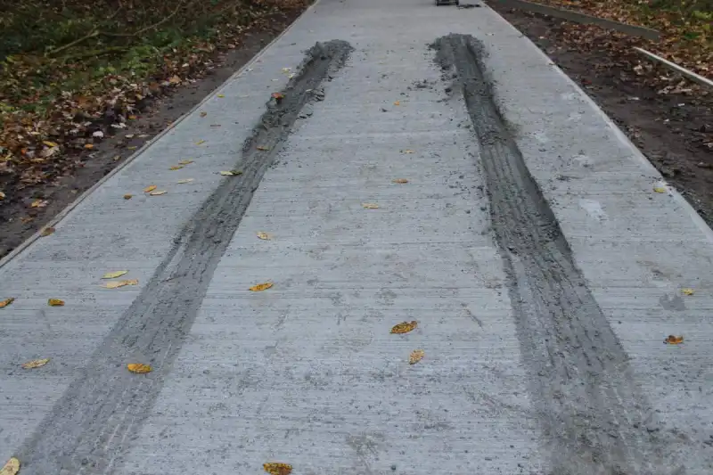 Nieznany sprawca uszkodził nowo wybudowany odcinek drogi w Łyczanej