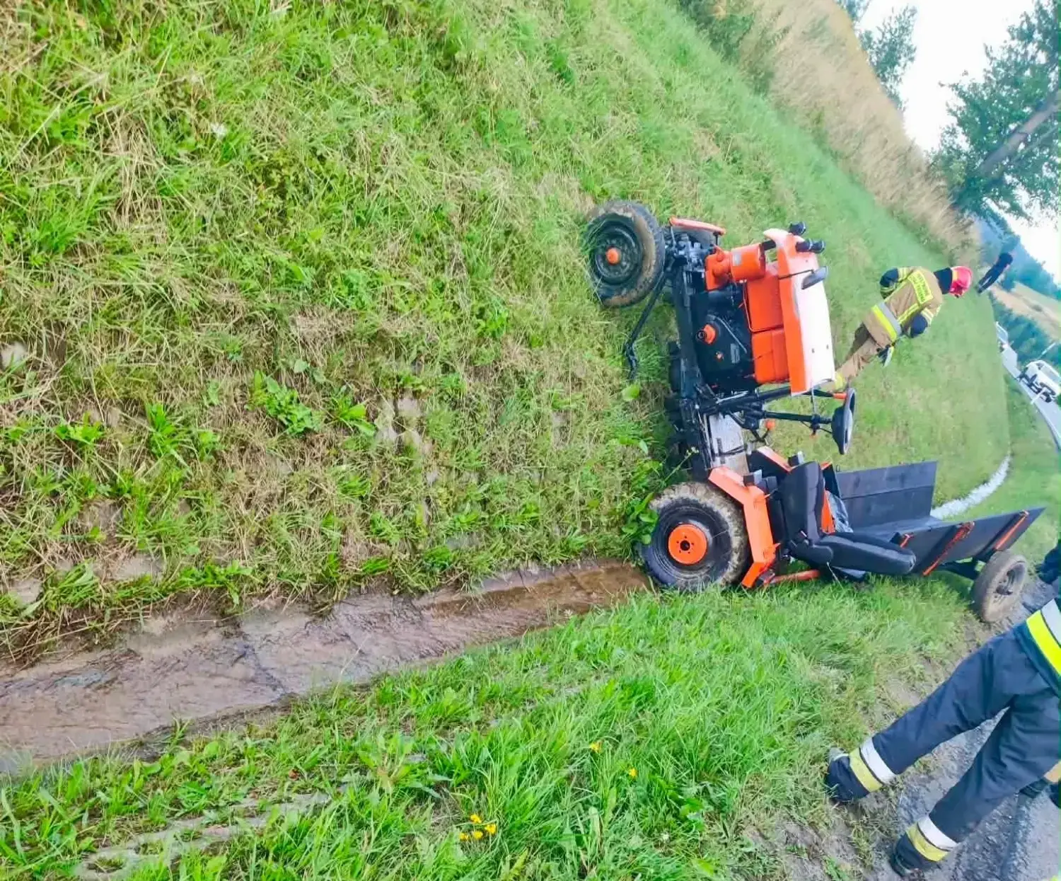 Ciągnik wylądował w rowie przy DK75. Na miejscu pracowały służby
