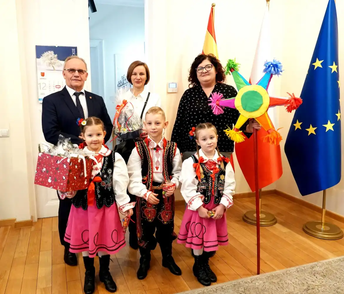 Przedszkolaki z „Jasia i Małgosi” wniosły świąteczny klimat do starostwa