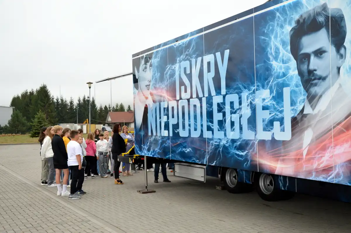 Podróż przez historię. 'Iskry Niepodległej' oczarowały Łososinę Dolną