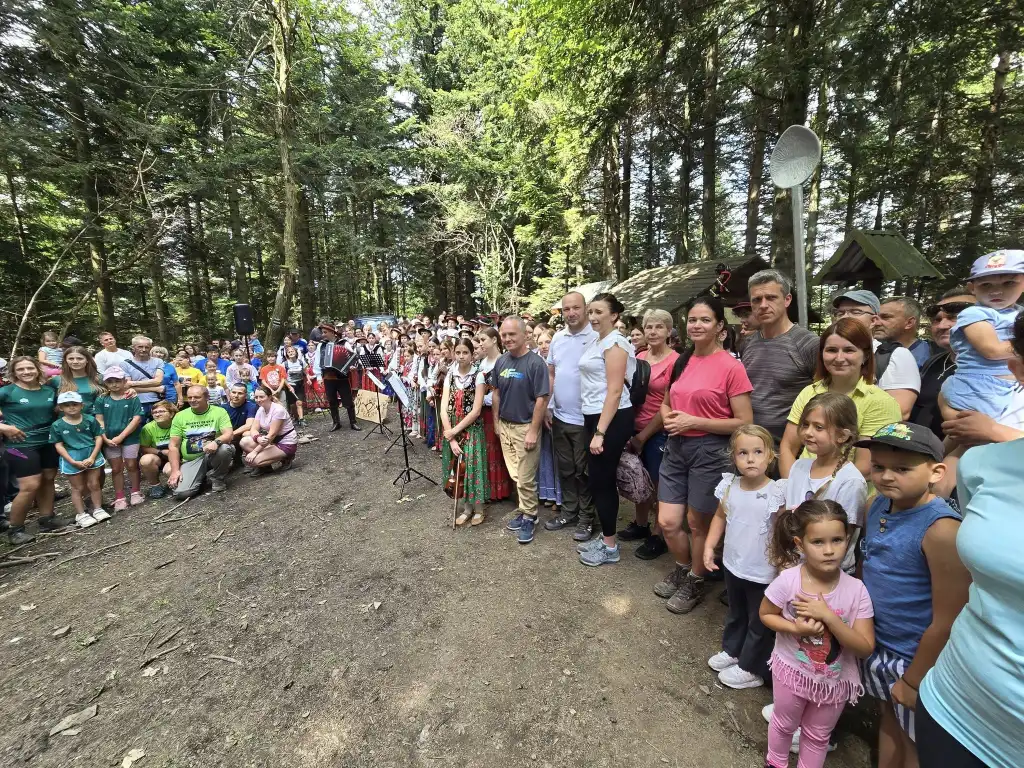 Góra Łyżka zdobyta. Setki turystów na szlaku w ramach akcji „Odkryj Beskid Wyspowy”