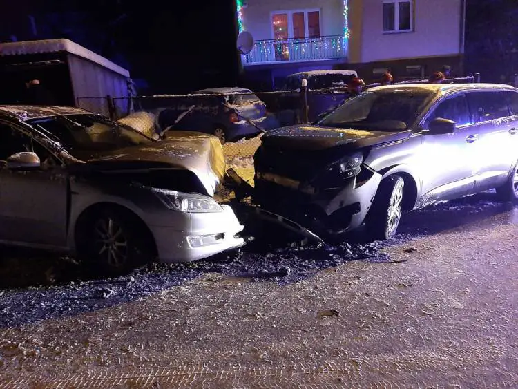Czołowe zderzenie dwóch aut na ul. Szczawnickiej w Piwnicznej-Zdroju. Dwie osoby trafiły do szpitala
