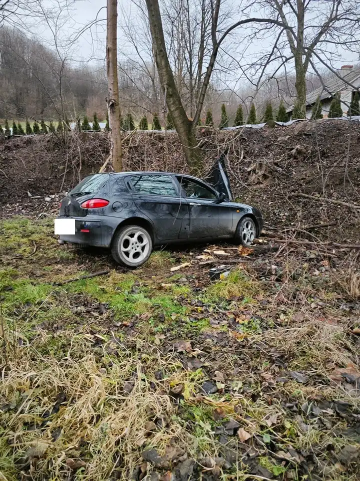 Wypadek w Woli Skrzydlańskiej. Samochód rozbił się o drzewo, jedna osoba ranna