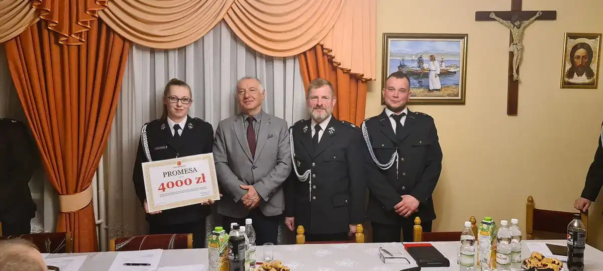 Druhowie z OSP w Librantowej z promesą na zakup sprzętu strażackiego
