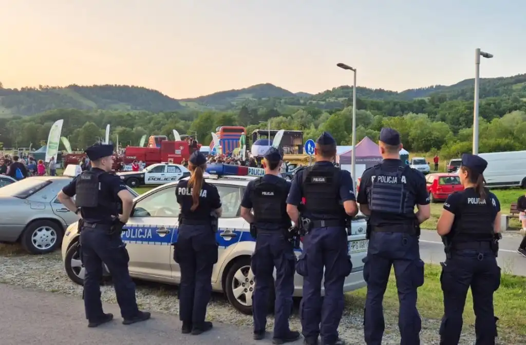 Policjanci na trasie Rajdu Koguta. Bezpieczeństwo uczestników priorytetem