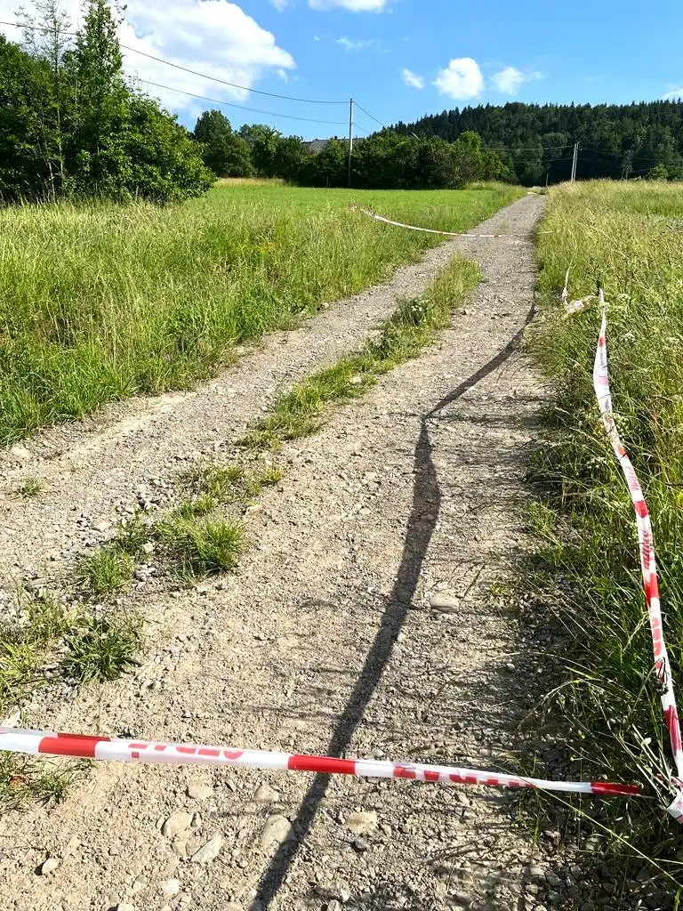 Niebezpieczna pozostałość z czasów II wojny światowej na drodze w Krasnem Potockiem