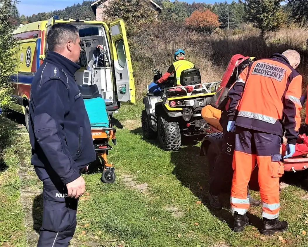 Krynica-Zdrój: Policjanci po zgubionych pantoflach dotarli do nieprzytomnego mężczyzny leżącego w potoku