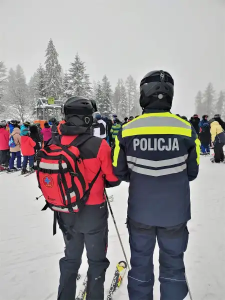 Policyjni narciarze dbali o bezpieczeństwo na stoku w Krynicy-Zdroju
